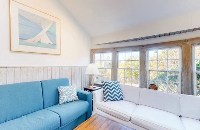 Rustic, sunny cottage w/ deck & W/D - walk to the beach & town!