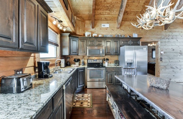 Énorme, flambant neuf! Rustic Timber est fait pour vous! Grands porches et bain à remous!