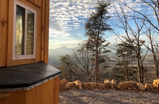 Mountain Farmer est une expérience rustique dans un excellent emplacement avec HotTub privé!