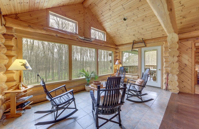 Cabine Tustin Lavish sur 7 acres w / Fire Pit & Porch!
