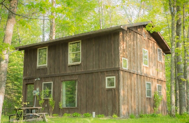 Rustique Deux Level Tree Lodge Entouré par la forêt Avec Cheminée Et Fire Pit