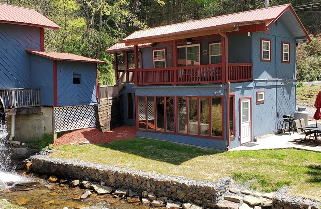 Cabine rustique de deux étages sur le ruisseau avec pont couvert et ...