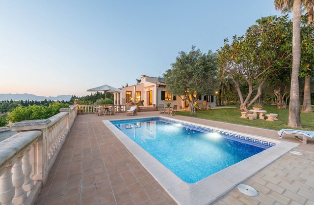 Villa rustique avec piscine chauffée