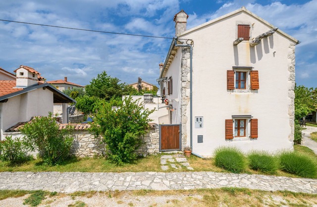 Villa rustique avec piscine privée et jardin, à seulement 2 km de la mer