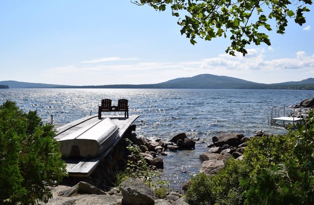 Rustic Waterfront Cabin sur le lac immaculé Tunk!