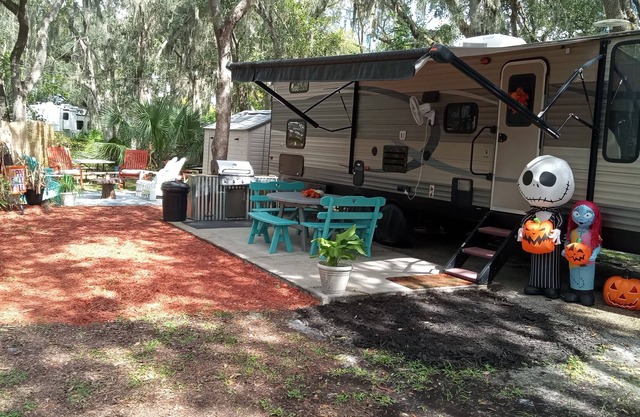 Rv Camper rental in Kissimmee at Sunshine Escapes.