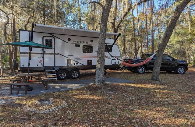Peaceful campground RV/Camper Space with Lake view & Free Parking 🅿