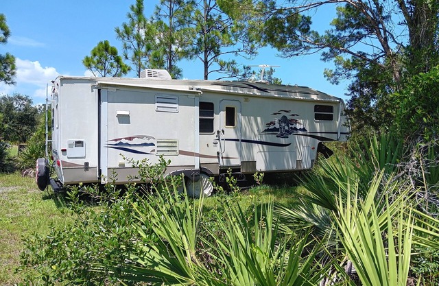 RV on 2.5 acers private and plenty of parking.