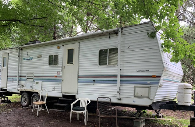 Glissière de camping-car en milieu boisé
