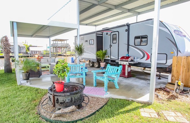 (RV2) Paradise in Sargent. Saltwater canal, minutes to ICW and beach.