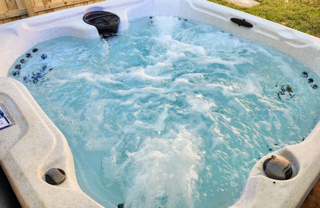 RWBungalow: Games/Fence/Firepit/Hottub/OpenKitchen