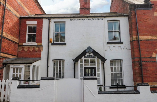 RYDAL COTTAGE, pet friendly, character holiday cottage in Scarborough