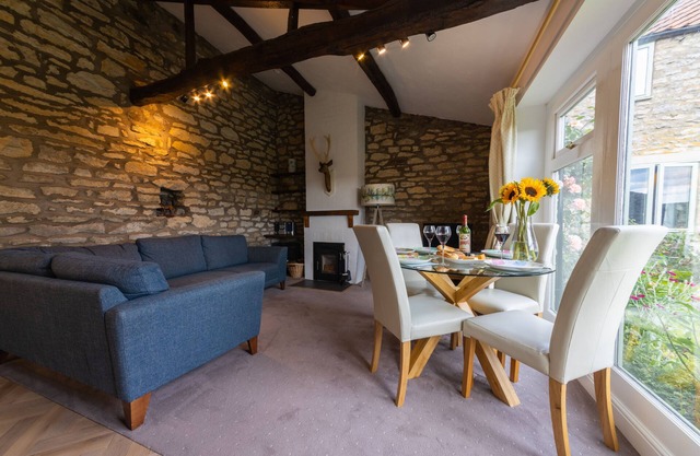 Cottage de plain-pied, avec des caractéristiques traditionnelles et poêle à bois dans la campagne
