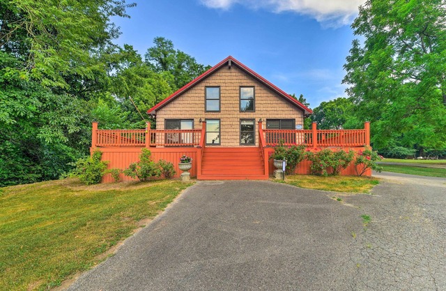 'Ryman Riviera' Home w/ Fireplace: Steps to River