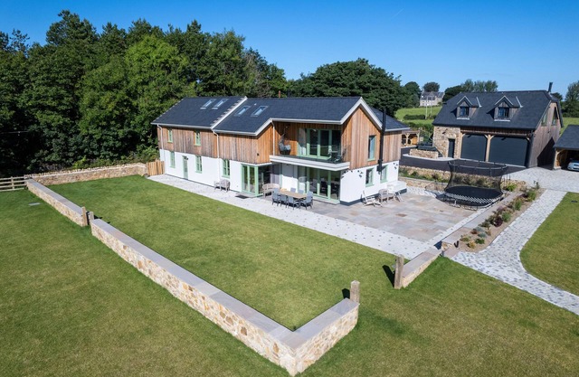 RYNYS, pet friendly, luxury holiday cottage in Llanrug
