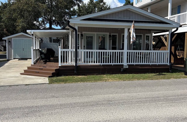 Enjoyable 3-bedroom,RELAXING POND VIEW, 10 steps from FISHING..memories made..