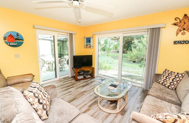 SABTR 1002--Two Bedroom Villa Near Ocean & Heated Swimming Pool