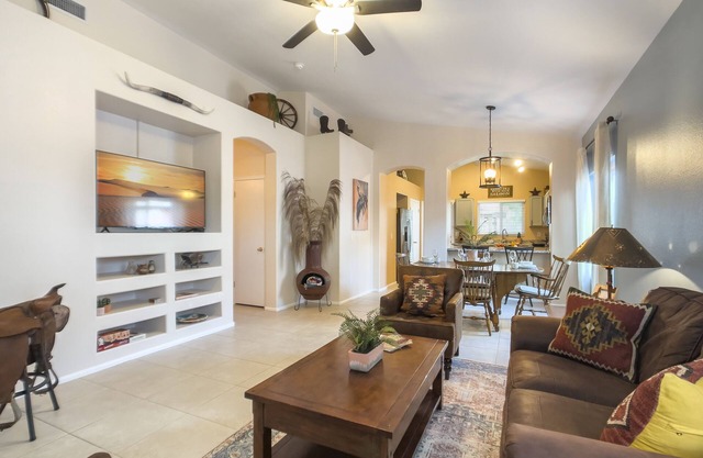 Saddle In & Kick Back: Old West Charmer w/King Bed and Putting Green