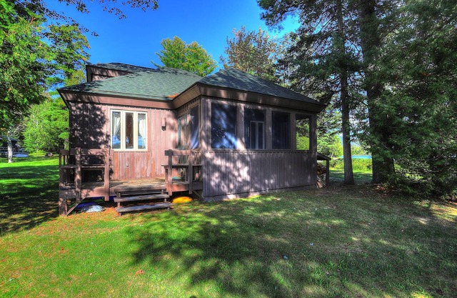 Cabine de charme sur l'eau à Saddleback Lake.