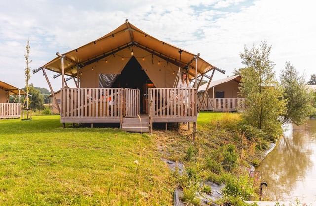 Tente de camping avec cuisine sur l'IJsselmeer