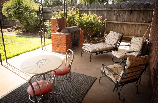 SAFB, MSU, MEDICAL DISTRICT, GOLFING Mid Century style & beautiful backyard