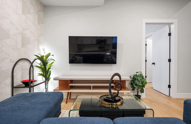 Safe and Prime location - 5 mins to downtown