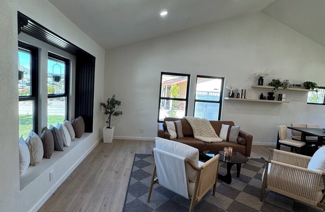 Safe neighborhood Charming 3-bedroom house with AC, WiFi in Thousand Oaks