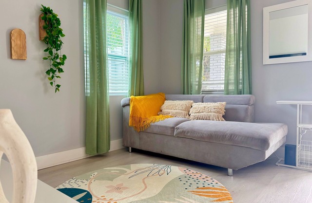 Safe, private & peaceful 10 mins from FLL beach, cozy 1bd cottage.