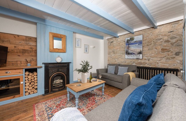 Saffron Cottage - a cottage that sleeps 4 guests in 2 bedrooms