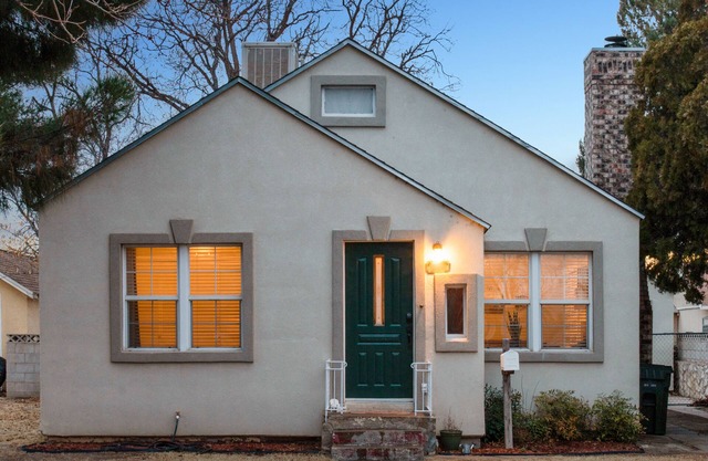 Sage Cottage: Cozy & Serene/ Sleeps 6 / Huge Yard!