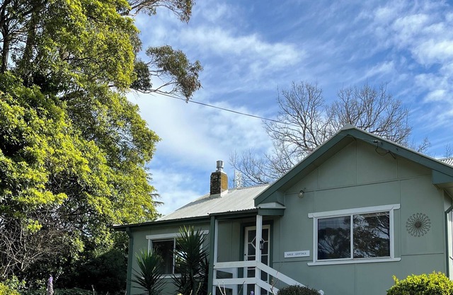 Sage Cottage - lovely mid-century stay with views to National Park (New owners)