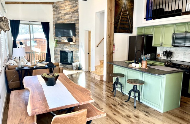 Sage Mountain Chalet w/ Resort Amenities, hot tub, pool, fire pit, BBQ!!