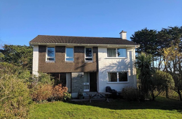 House with sauna near to the Mariners, Rock Sailing Club, and Porthilly beach