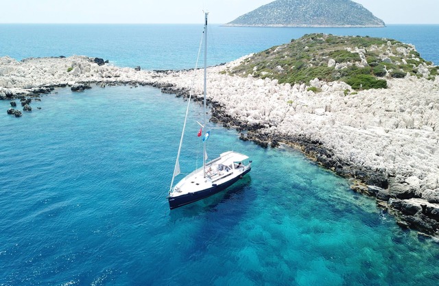 Vacances à la voile dans un Beneteau Oceanis 48 le long de la mer Méditerranée à Kas,