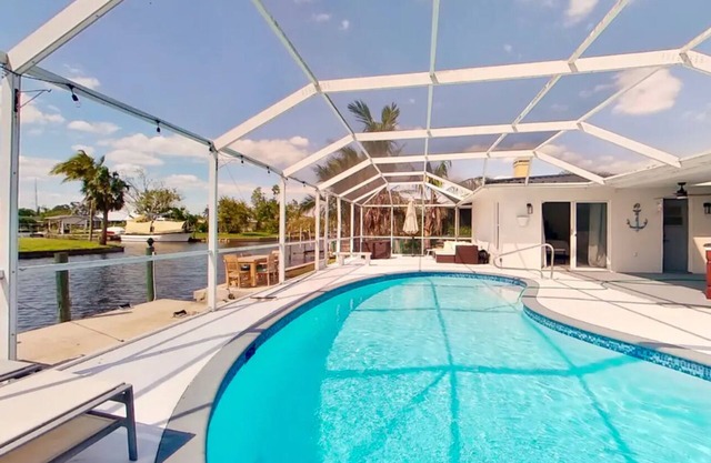 Sailors Paradise-Waterfront Gulf & Sailboat access with AC, WIFI, heated Pool!