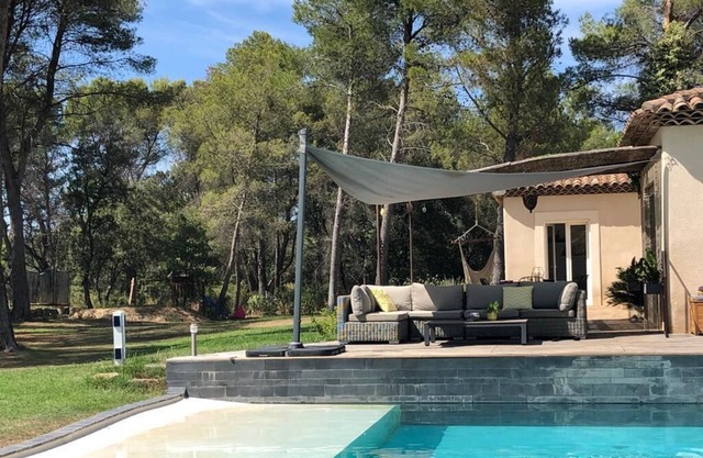 Saint Cannat grande villa de standing avec piscine au calme pleine nature