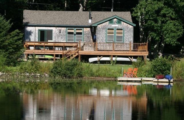 Saint George Lake, Charme Waterfront Cottage