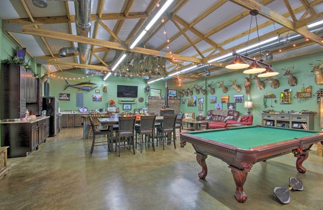 Saint Matthews ‘Outlaw Gameroom’ w/ Fire Pit!