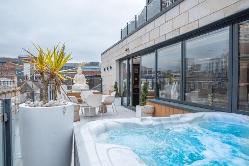 SAINT PAUL - Penthouse Apartment with Hot Tub