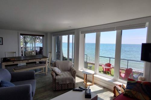 Sakura Cottage - Serenity on PEC Waterfront