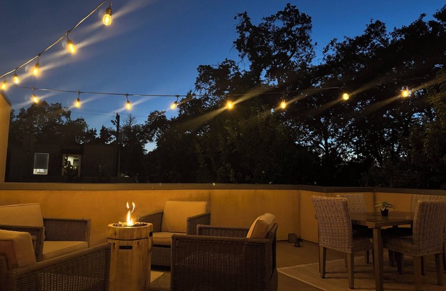 Sakura- Zen- Roof top- stylish-cozy- Downtown Sac- 1 mile from Golden 1