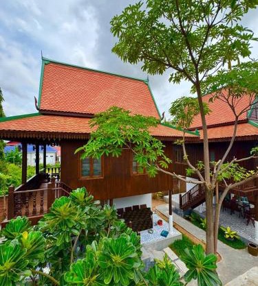 Sala Khmer - Traditional Wooden House & Garden