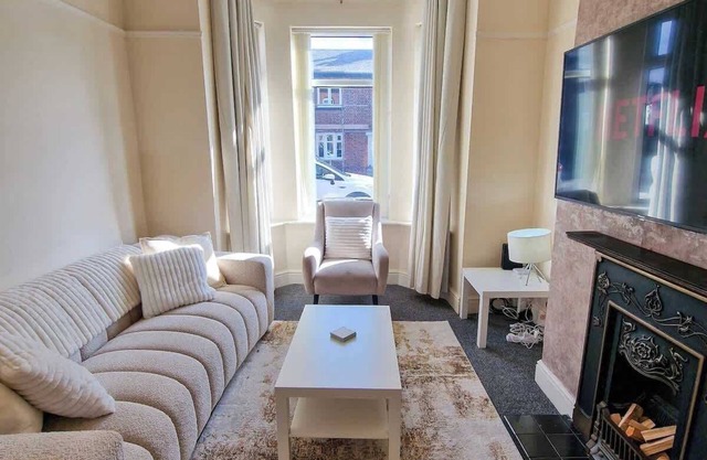 Salford Home Sleeps 10 By City SuperHost