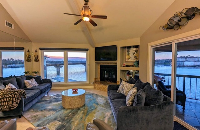 Sally's Lake Hamilton Condo. 💎 Rare Find! Profitez de votre séjour dans le confort ...