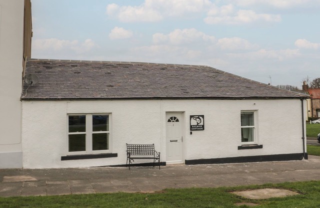 SALMON COTTAGE, pet friendly, character holiday cottage in Norham