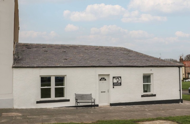 SALMON COTTAGE, pet friendly, character holiday cottage in Norham