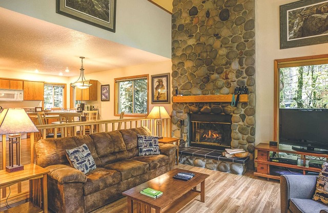 Salmonberry Retreat on the River, Fireplace, Hot Tub. Dogs Welcome