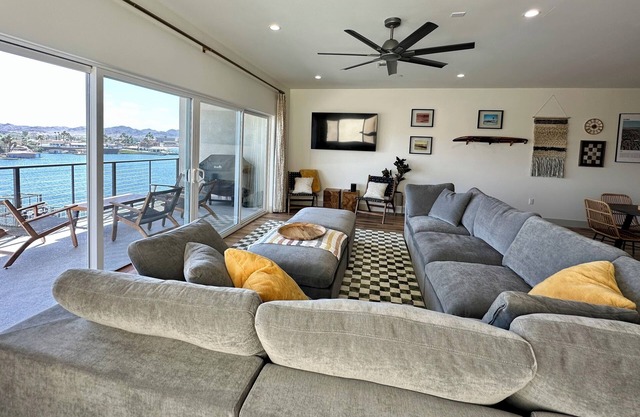 Salt Cedar on the Lagoon- Modern Waterfront, dock, 3 bedroom, 2 suites, 4 bath