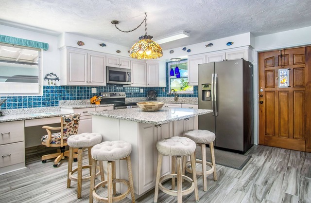 Salt & Seaglass - Modern with XL Porch, Waterfront with Dock. Pool Club.