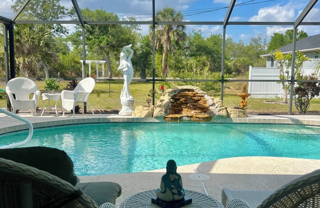 Salt water pool, jacuzzi, close to Ocean and golf!